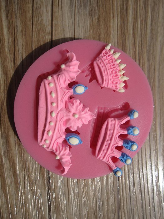HT BAKEWARE | Three Crown Design Silicone Mold