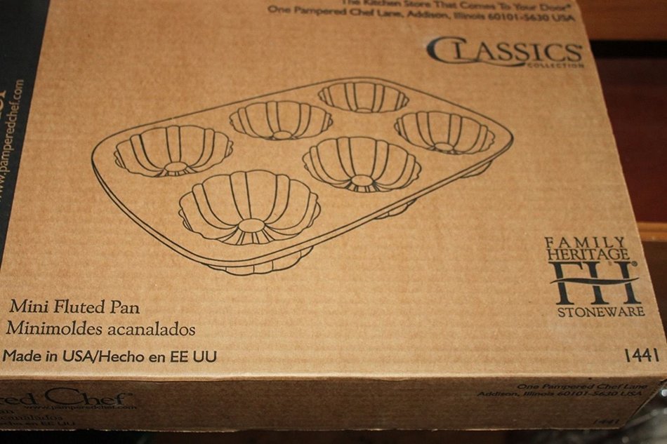 Pampered Chef Family Heritage Stoneware Mini Fluted Pan N3