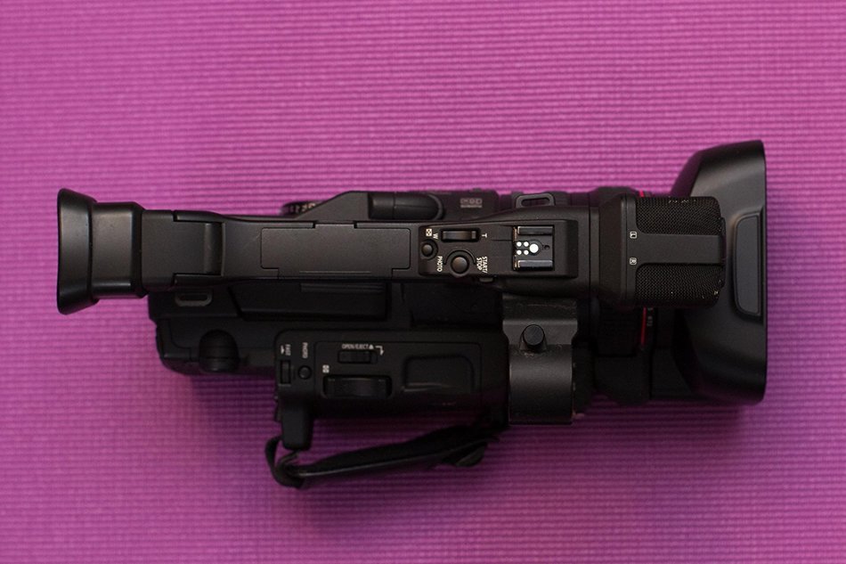 Canon XH A1 HDV 1080i Digital Video Camcorder w/ Camera Light
