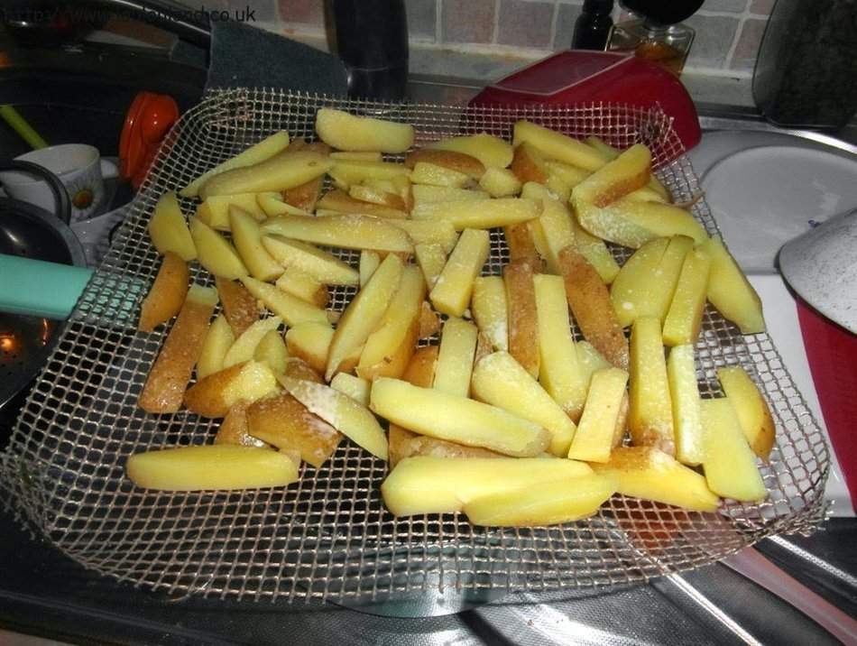 Addie's Kitchen - A Reusable Non Stick 13" Round Pizza Crisper Screen And 14" X 14" Mesh Crisping Basket N5