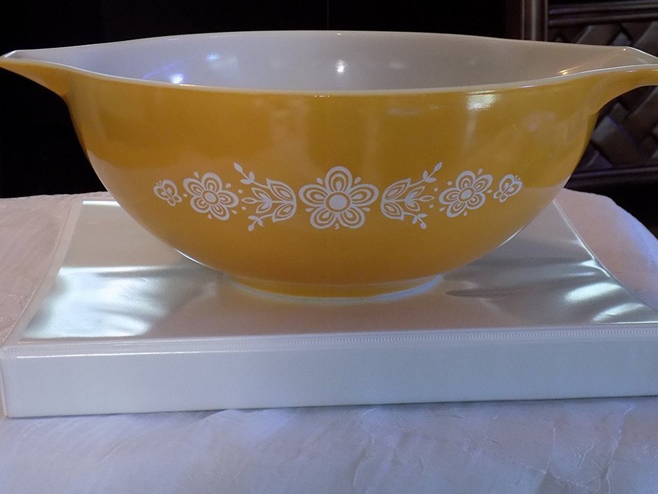 Vintage Pyrex Butterfly Gold 4 Qt Cinderella Mixing Bowl 404