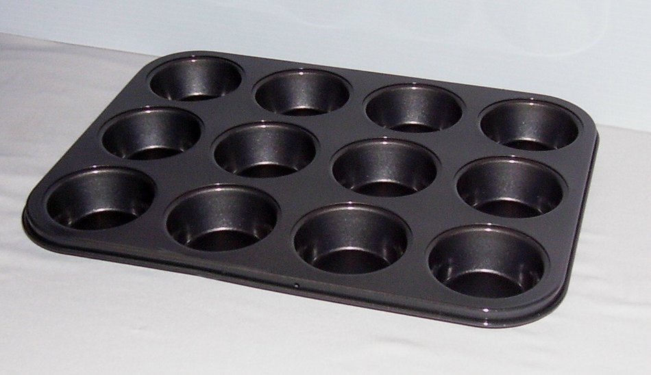 12 Cavity Nonstick Muffin Pan - 13.5 x 10.5 Inch