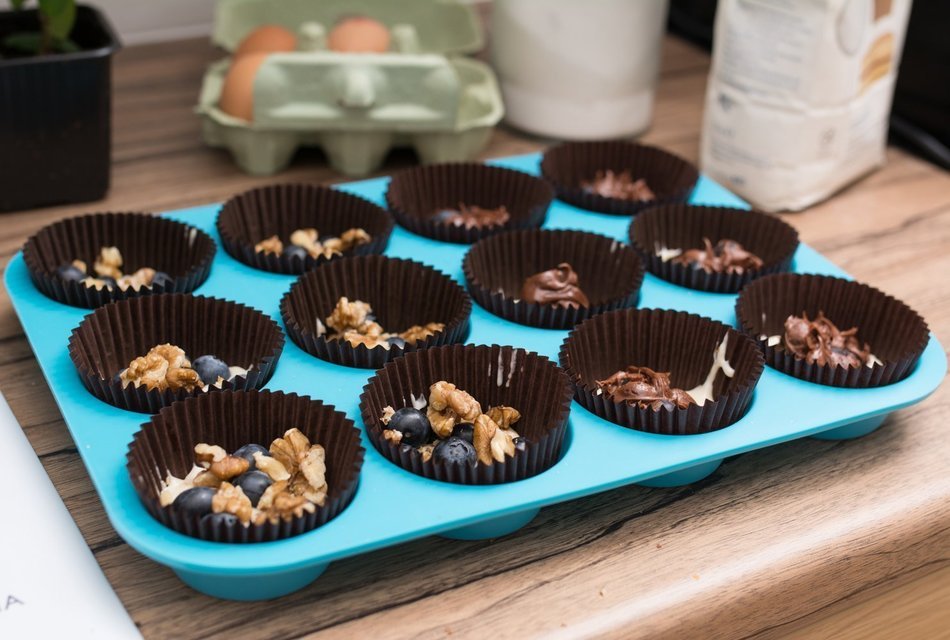 iShop - 12 Cup Silicone Muffin baking pan & Cupcake baking tray, FDA approved, Easy To Clean, non stick, Oven...