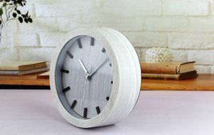 European Retro Antique Style 3D Rivet Desk Clock Roman Numbers Alarm Clock Silent Clock N3