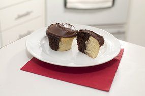 Mrs. Fields Bakeware Bake N Stuff Cupcake Pan Makes 6 Candy Filled Cupcakes, Black N10