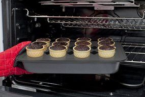 Mrs. Fields Bakeware Bake N Stuff Cupcake Pan Makes 6 Candy Filled Cupcakes, Black N11