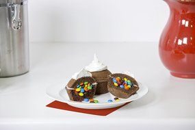 Mrs. Fields Bakeware Bake N Stuff Cupcake Pan Makes 6 Candy Filled Cupcakes, Black N12