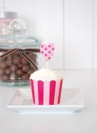 Paper Eskimo Baking Cups with Red Stripes, 25-Pack