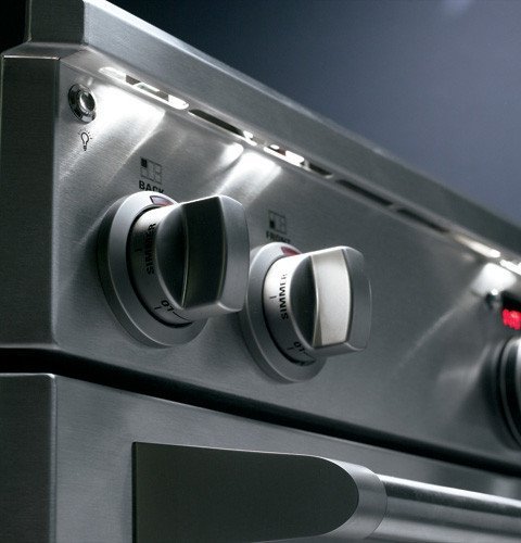 GE Monogram 30" ZDP304LPSS 30 Inch Pro-Style Liquid Propane Dual-Fuel Stainless Steel Gas Range w/ Convection... N6