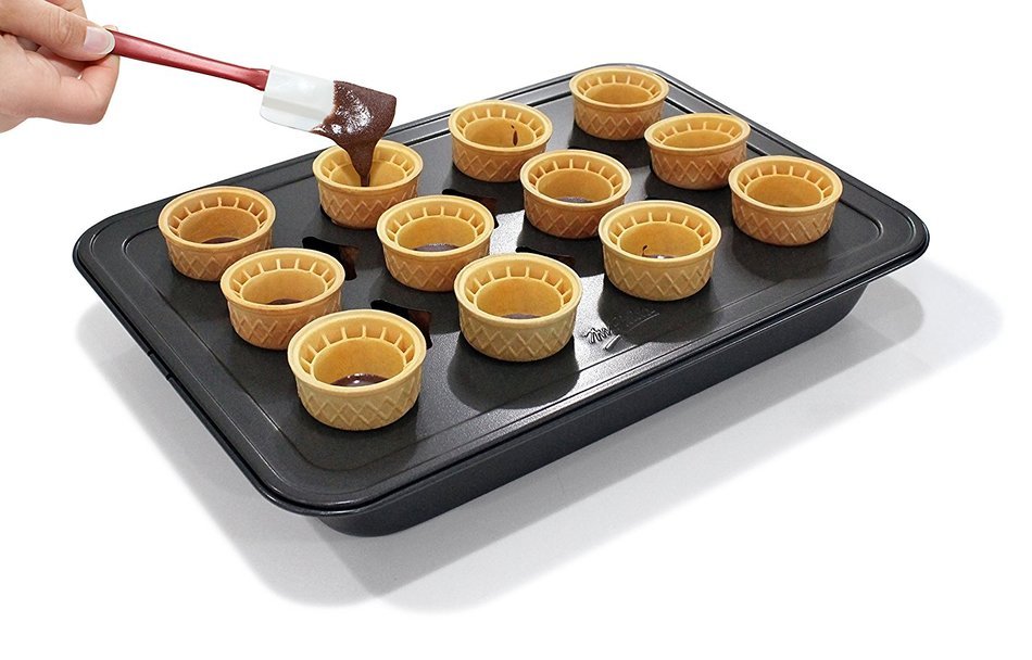 Mrs. Fields Bakeware Bake N Stuff Cupcake Pan Makes 6 Candy Filled Cupcakes, Black N7