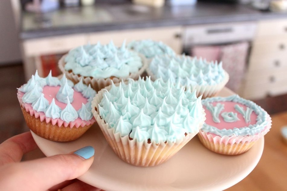 Aymuna&trade; 9-pieces Cakes and Cupcakes Decorating Kit, Excellent for Experienced Bakers, Beginners, and Kids of Any...