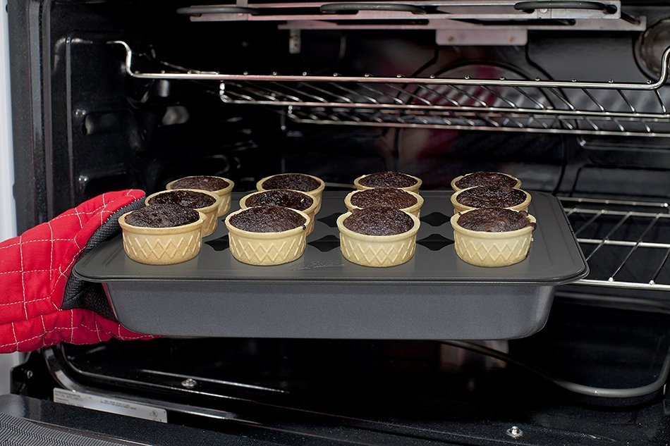 Mrs. Fields Bakeware Bake N Stuff Cupcake Pan Makes 6 Candy Filled Cupcakes, Black N11