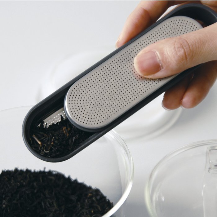 White Loop Tea Strainer by Kinto N2