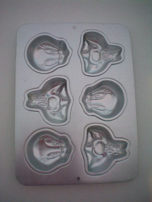 Wilton Cake Pan -- Warner Brothers Tweety and Sylvester -- Mini Character Pan with 3 of Each -- ?RETIRED
