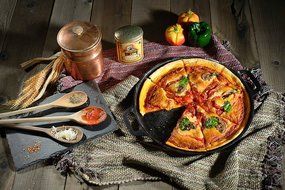 California Home Goods Cast Iron Pizza Pan, 14-inch, Pre-Seasoned Round Oven Griddle