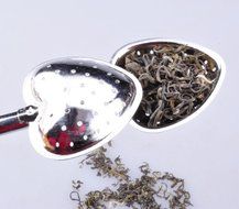 yueton 2pcs Stainless Steel Ball and Heart Shape Push Stretchable Tea Infuser Strainer with Long Spoon Handle N5