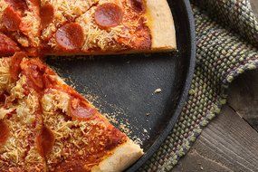California Home Goods Cast Iron Pizza Pan, 14-inch, Pre-Seasoned Round Oven Griddle N2
