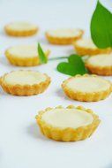 Astra Gourmet 12-Cavity Carbon Steel Mini Fluted Tart Pan/Quiche Pan/Pie Pan/Baking Tray with Matching Plastic... N3