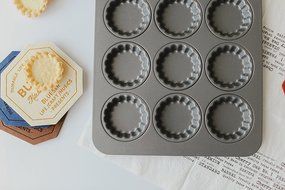Astra Gourmet 12-Cavity Carbon Steel Mini Fluted Tart Pan/Quiche Pan/Pie Pan/Baking Tray with Matching Plastic... N4