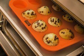 Silicone Muffin Cupcake Baking Pan Tray - Standard Size - 12 Cups - 100% Pure Food Grade Premium Non-Stick Silicon... N3