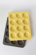Astra Gourmet 12-Cavity Carbon Steel Mini Fluted Tart Pan/Quiche Pan/Pie Pan/Baking Tray with Matching Plastic... N5
