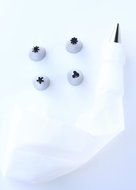 Crave Pastry Bag with Five Different Stainless Steel Nozzles for Precision, Colors Vary, 1-pack N2