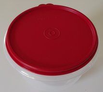 Tupperware Small Mixing Bowl in Holiday Red N2