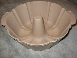 Vintage Eagle Large 4 Quart Microwave Heavy Plastic Fluted Bundt Cake Baking Pan (at least 2 cake mixes) USA