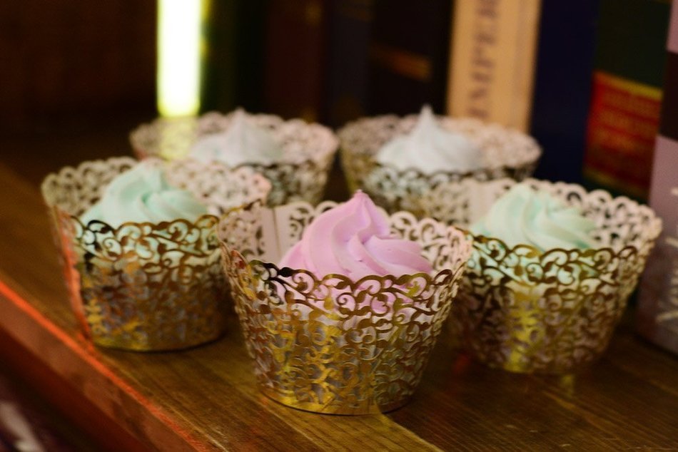 BETOP HOUSE Vine Lace 50-Piece Cupcake Wrappers, Purple N3