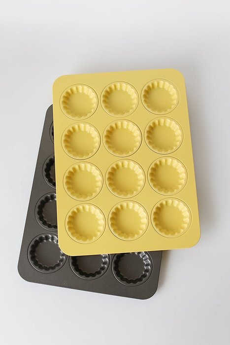 Astra Gourmet 12-Cavity Carbon Steel Mini Fluted Tart Pan/Quiche Pan/Pie Pan/Baking Tray with Matching Plastic... N5