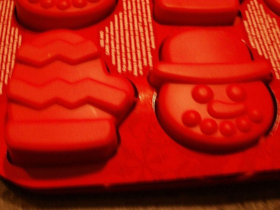 6 Cavity Silicone Muffin Pan Snowmen and Mittens