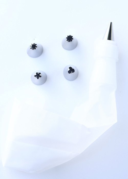 Crave Pastry Bag with Five Different Stainless Steel Nozzles for Precision, Colors Vary, 1-pack N2