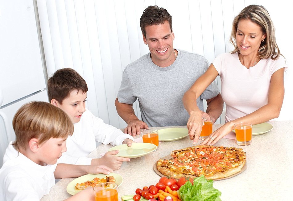 Pizza Cutter Wheel Bakeware Set Brings the Local Parlor Back into Your Home and Dinner Table N4
