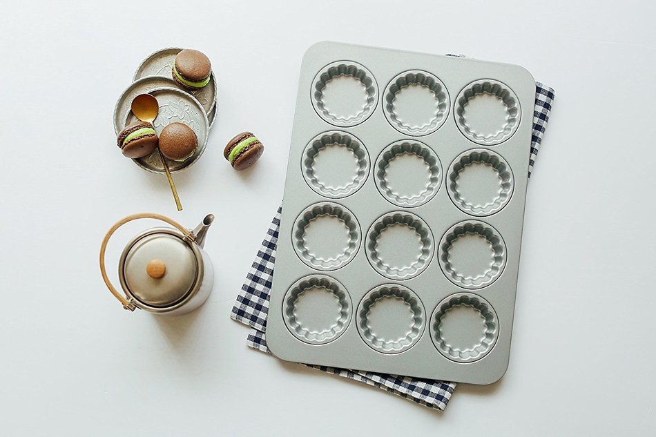 Astra Gourmet 12-Cavity Carbon Steel Mini Fluted Tart Pan/Quiche Pan/Pie Pan/Baking Tray with Matching Plastic... N7