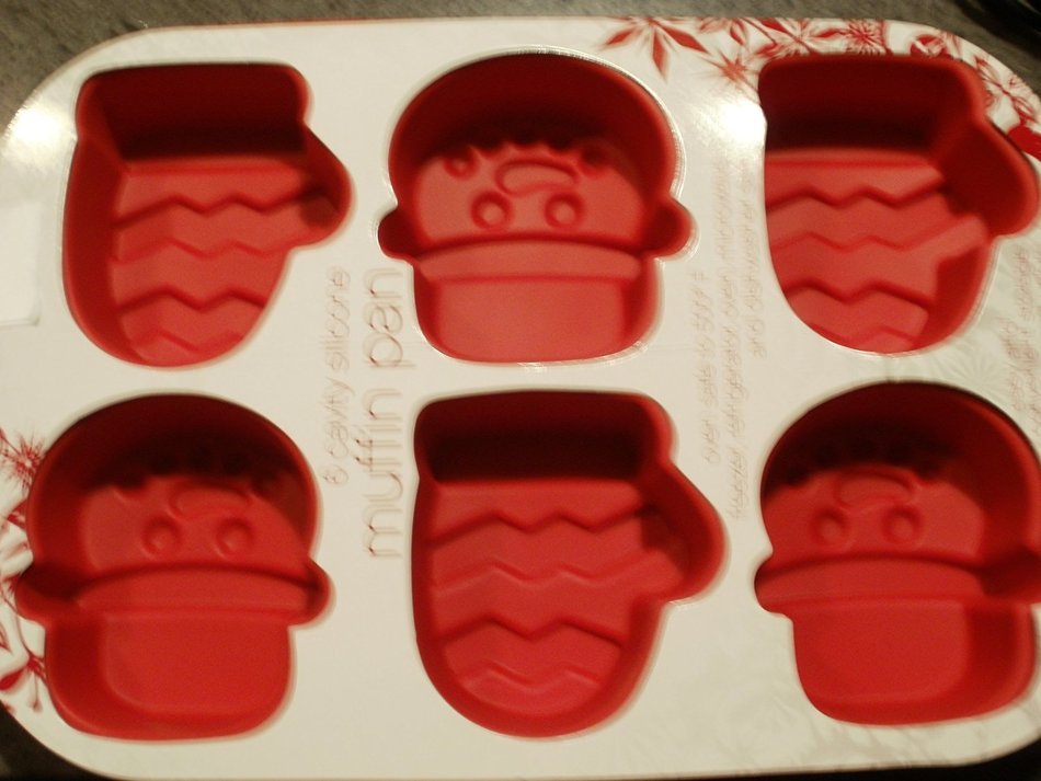 6 Cavity Silicone Muffin Pan Snowmen and Mittens N2