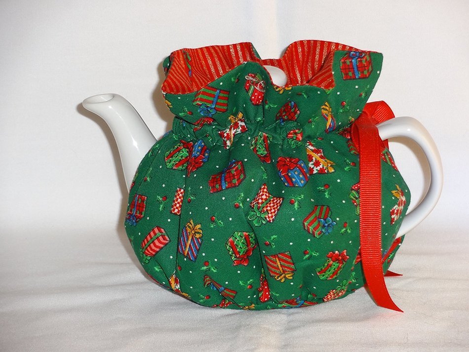 2 Cup Pretty Christmas Print Reversible Tea Pot Cozy
