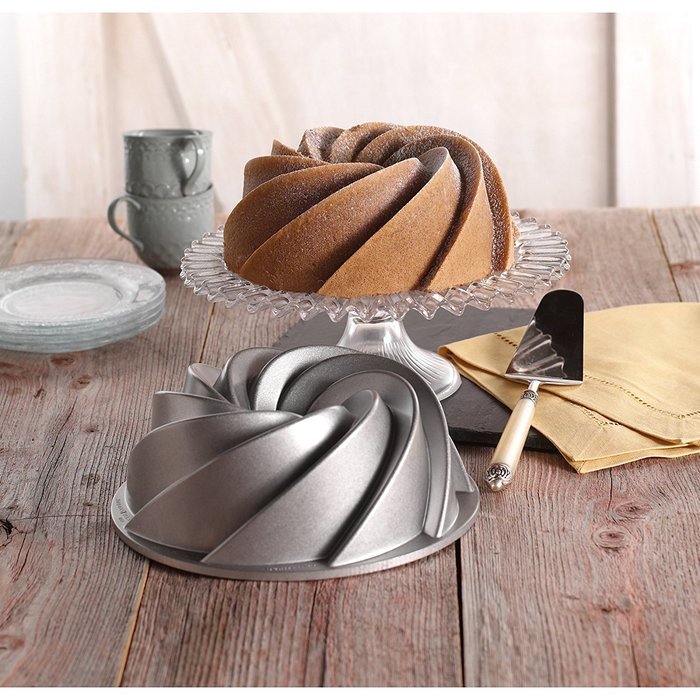 Nordic Ware Platinum Collection Anniversary 10- to 15-Cup Bundt Pan N3