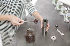 Katevic Manual Coffee Grinder with Adjustable Ceramic Burr, Ebook, Brush, Spoon and Carry Bag N2