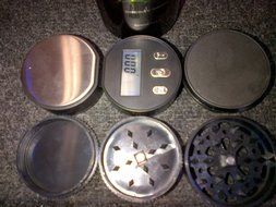 UNIQUE SCALE WITH A GRINDER ALL IN A NICE CAN. N5
