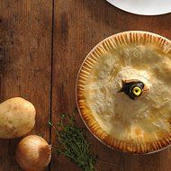 Mason Cash Black Pie Stoneware Bird N2