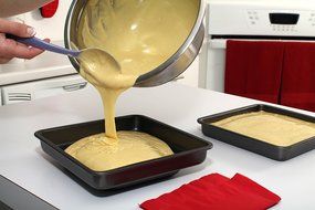 Mrs. Fields Bakeware 128 Fill N Flip Locking Layer Cake Set