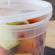 SunnyCare&reg; 32 oz.Microwavable Translucent Plastic Deli Container with Lid -(Case of 250) N3
