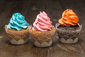 Bride Cupcake Wrappers x 100pcs in shimmering ivory white. 22 different wraps to make your wedding or birthday... N36