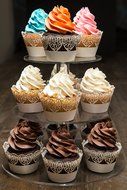 Bride Cupcake Wrappers x 100pcs in shimmering ivory white. 22 different wraps to make your wedding or birthday... N45