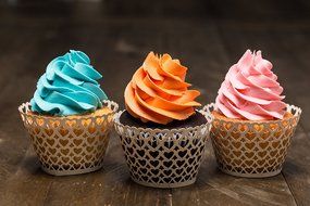 Bride Cupcake Wrappers x 100pcs in shimmering ivory white. 22 different wraps to make your wedding or birthday... N49