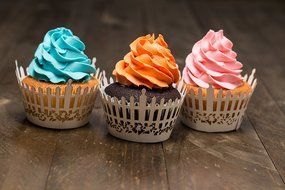 Bride Cupcake Wrappers x 100pcs in shimmering ivory white. 22 different wraps to make your wedding or birthday... N52