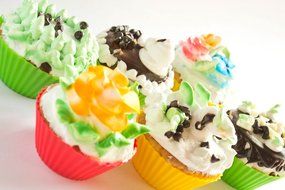 AGCware Silicone Baking Cups / Cupcake Liners &ndash; 12 Colourful Muffin Molds in Storage Container N4