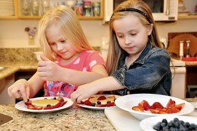 5-Piece Baking Set | 2 Egg Rings, 1 Spatula, 1 Turner &amp; 1 Whisk | Free Pancake Recipes eBook | Perfect Pancakes... N6