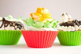 AGCware Silicone Baking Cups / Cupcake Liners &ndash; 12 Colourful Muffin Molds in Storage Container N7