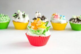 AGCware Silicone Baking Cups / Cupcake Liners &ndash; 12 Colourful Muffin Molds in Storage Container N8